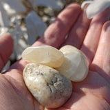 Maansteen trommelstenen – curated crystal by Marga Jacobs | rust, symboliek en intuïtieve zelfzorg