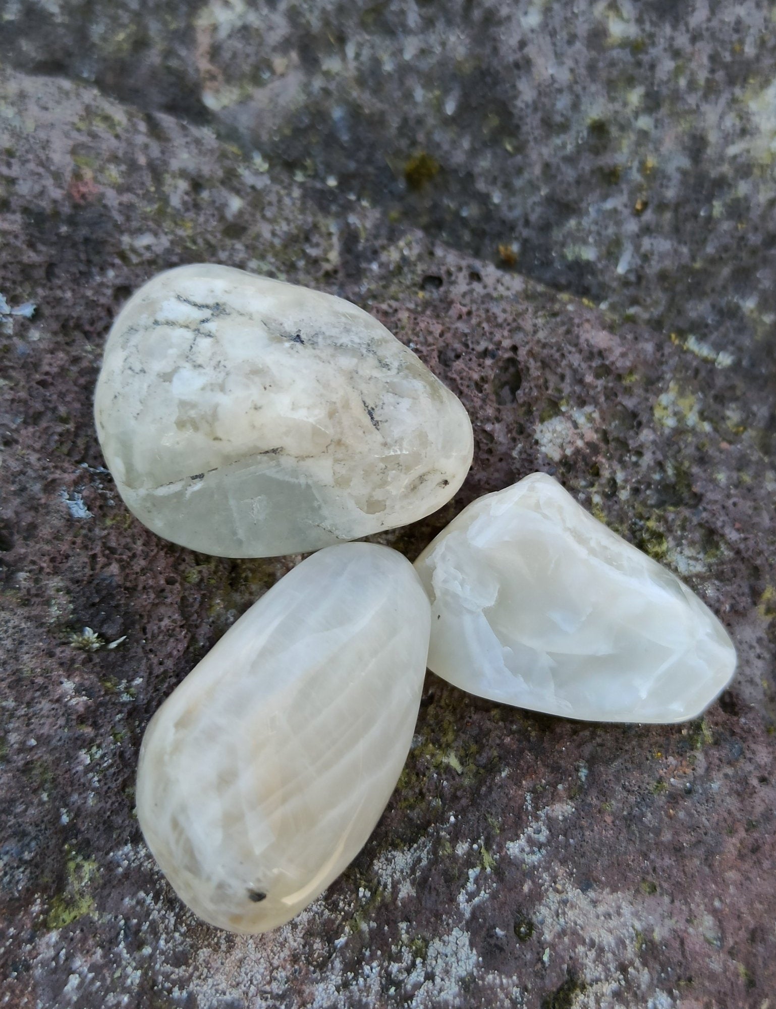 Maansteen trommelstenen – curated crystal by Marga Jacobs | rust, symboliek en intuïtieve zelfzorg