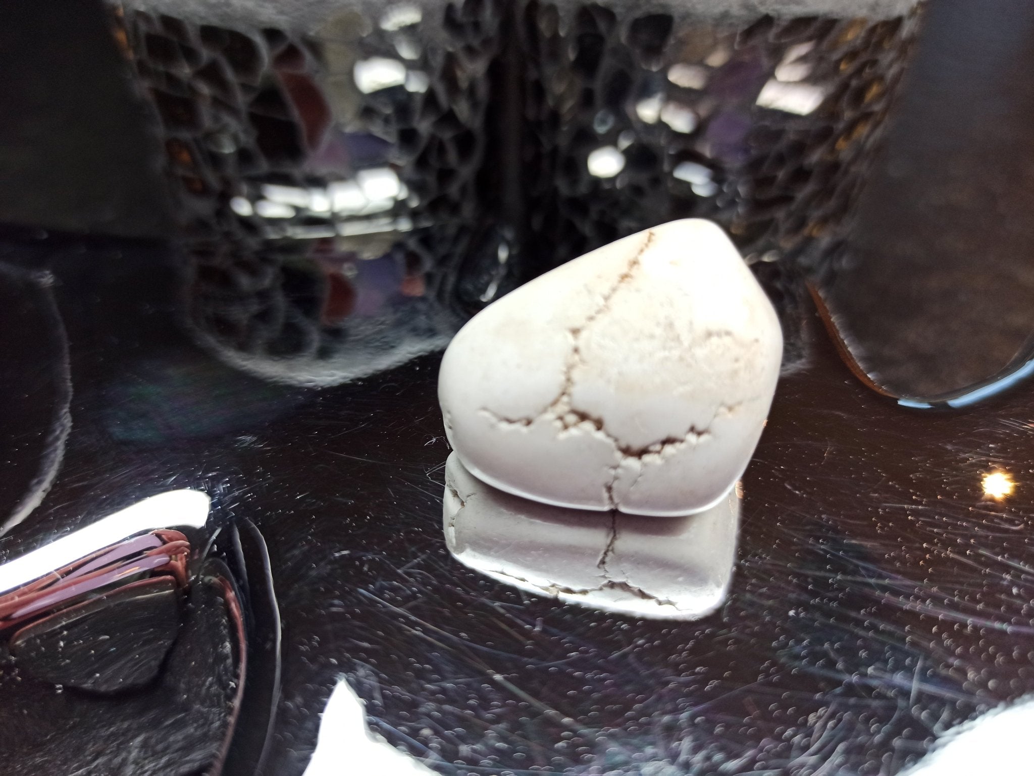 Magnesiet trommelstenen – curated crystal by Marga Jacobs | rust, symboliek en intuïtieve zelfzorg