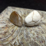 Magnesiet trommelstenen – curated crystal by Marga Jacobs | rust, symboliek en intuïtieve zelfzorg