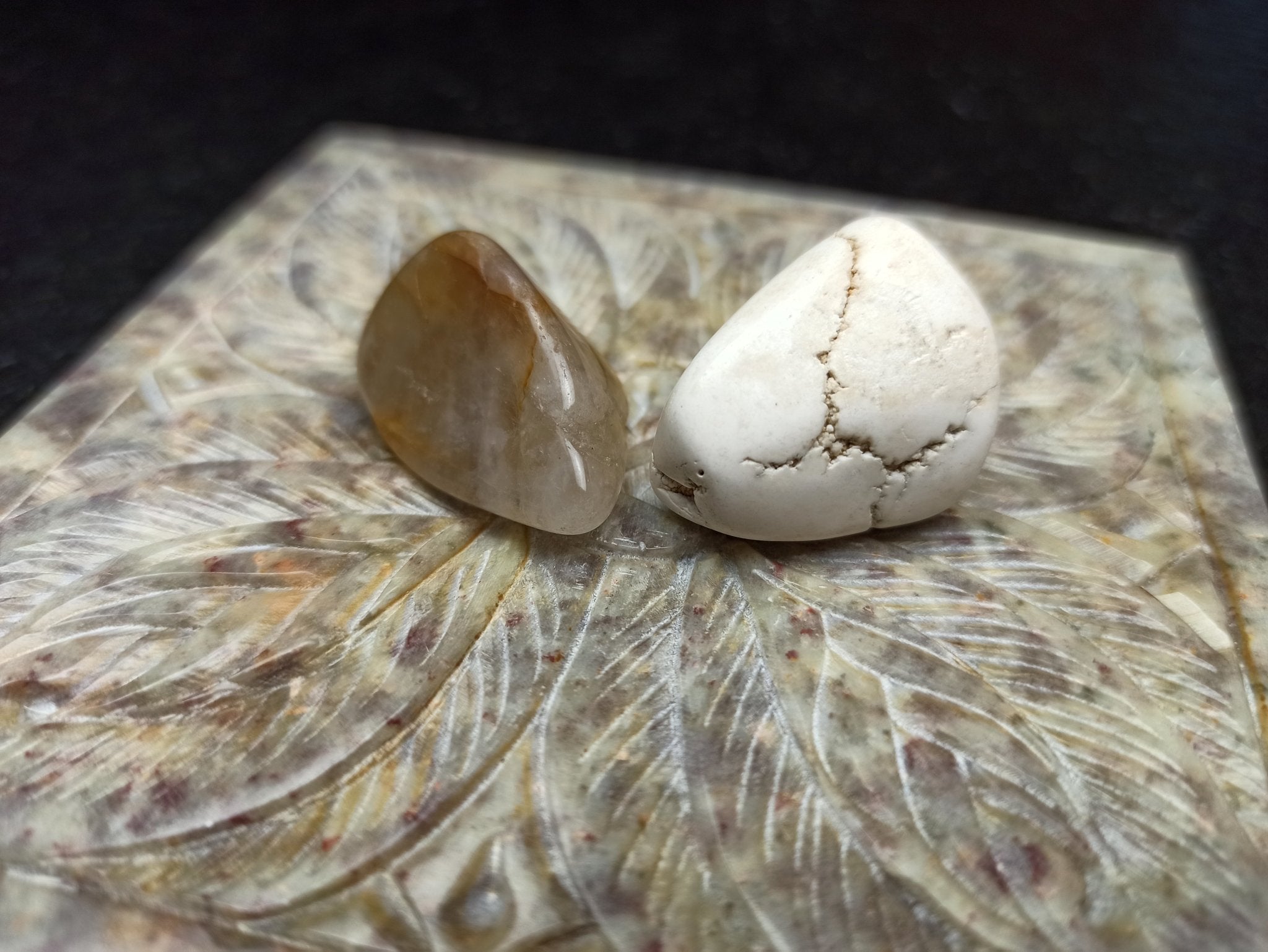 Magnesiet trommelstenen – curated crystal by Marga Jacobs | rust, symboliek en intuïtieve zelfzorg