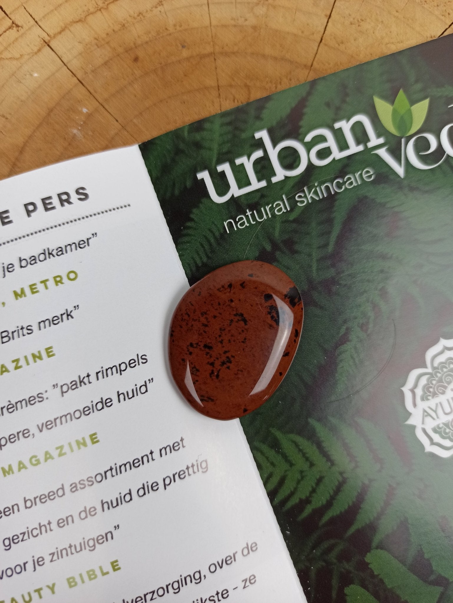 Mahonie obsidiaan trommelstenen – curated crystal by Marga Jacobs | rust, symboliek en intuïtieve zelfzorg