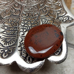 Mahonie obsidiaan trommelstenen – curated crystal by Marga Jacobs | rust, symboliek en intuïtieve zelfzorg