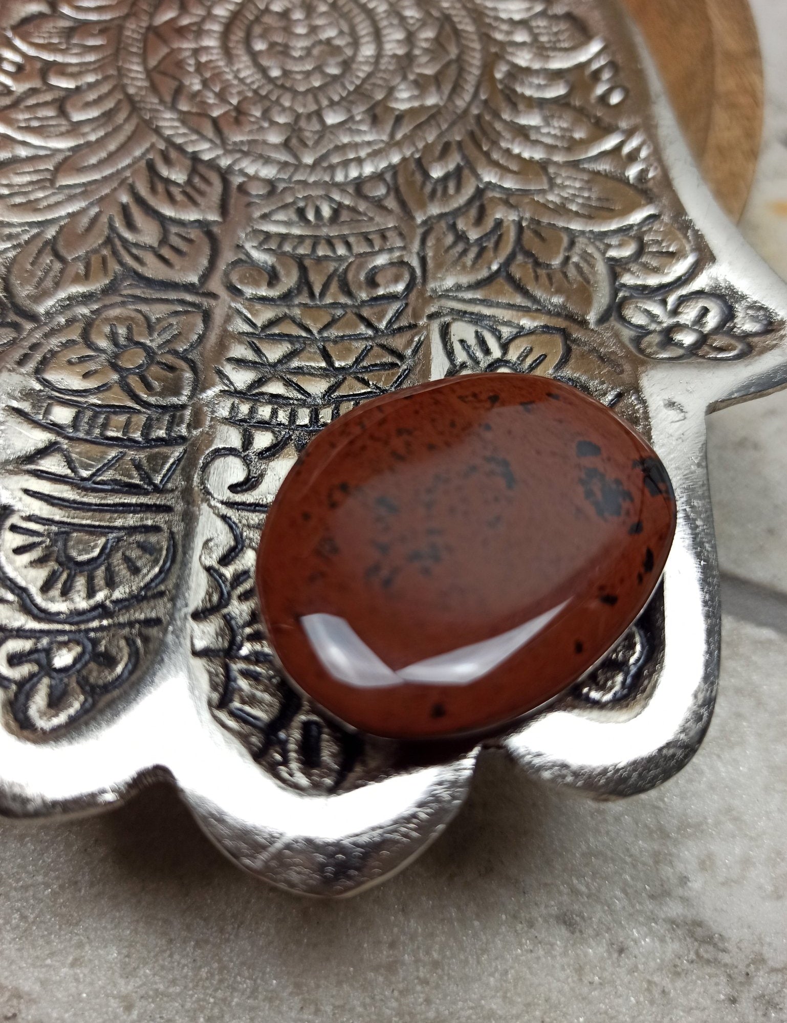 Mahonie obsidiaan trommelstenen – curated crystal by Marga Jacobs | rust, symboliek en intuïtieve zelfzorg