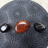 Mahonie obsidiaan trommelstenen – curated crystal by Marga Jacobs | rust, symboliek en intuïtieve zelfzorg