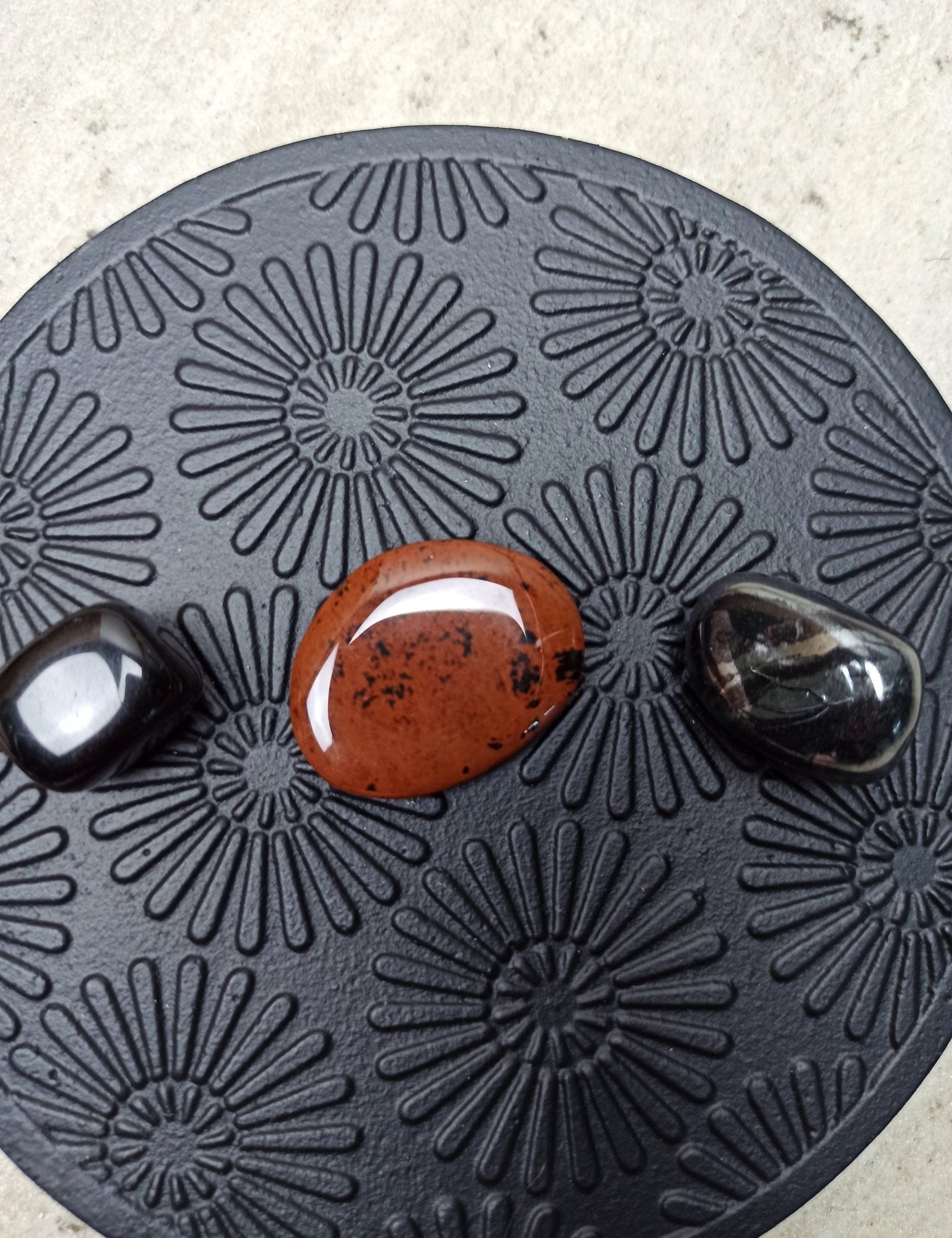 Mahonie obsidiaan trommelstenen – curated crystal by Marga Jacobs | rust, symboliek en intuïtieve zelfzorg