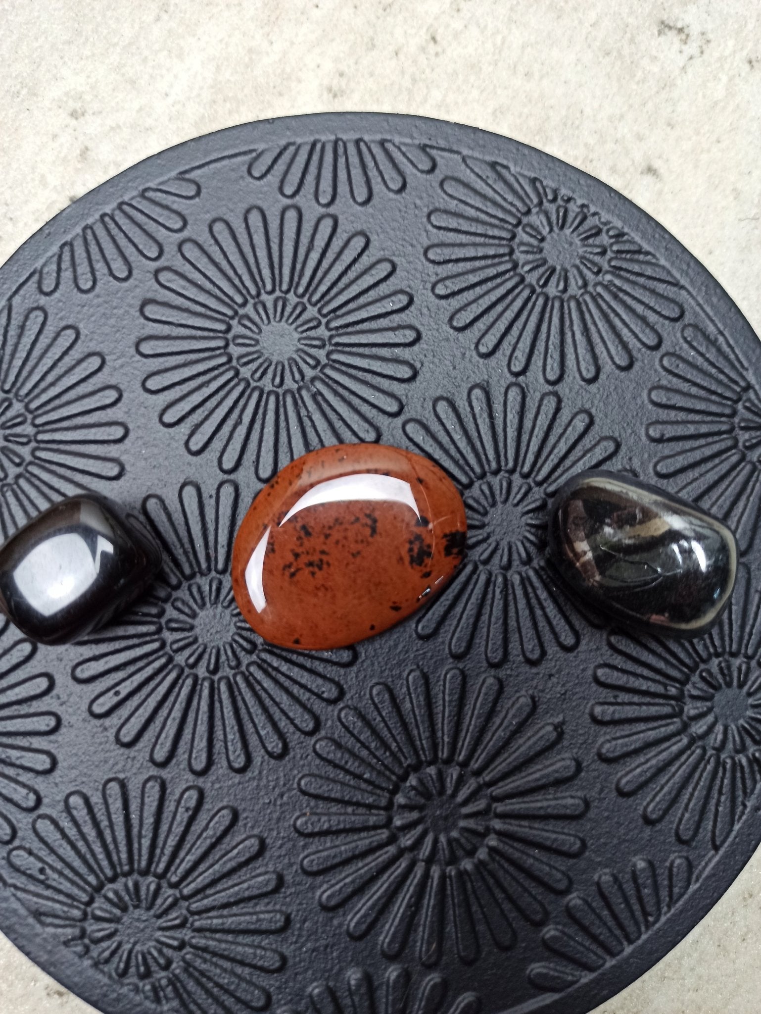 Mahonie obsidiaan trommelstenen – curated crystal by Marga Jacobs | rust, symboliek en intuïtieve zelfzorg