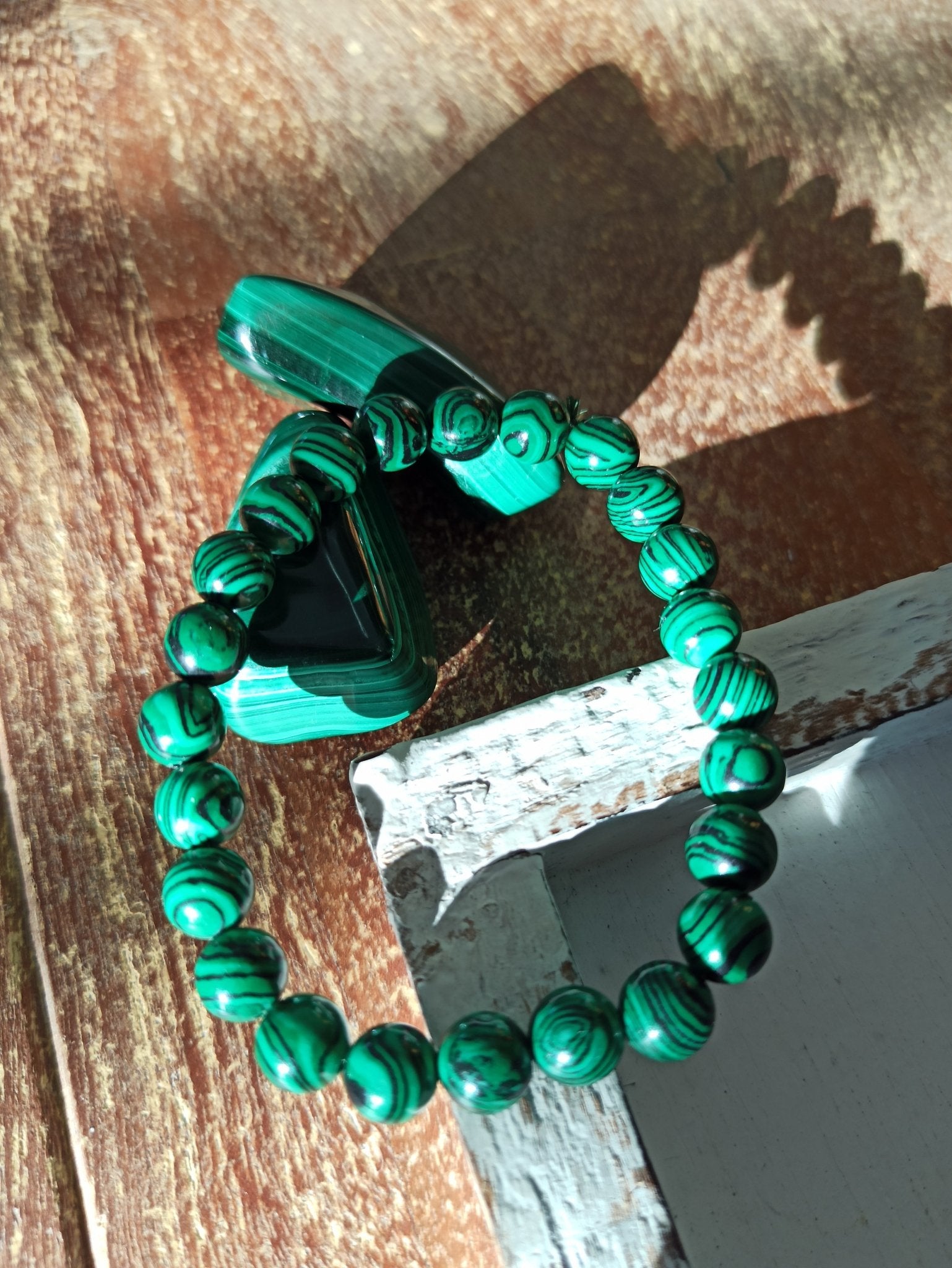 Malachiet edelsteen armband | 8 mm – curated crystal by Marga Jacobs | rust, symboliek en intuïtieve zelfzorg