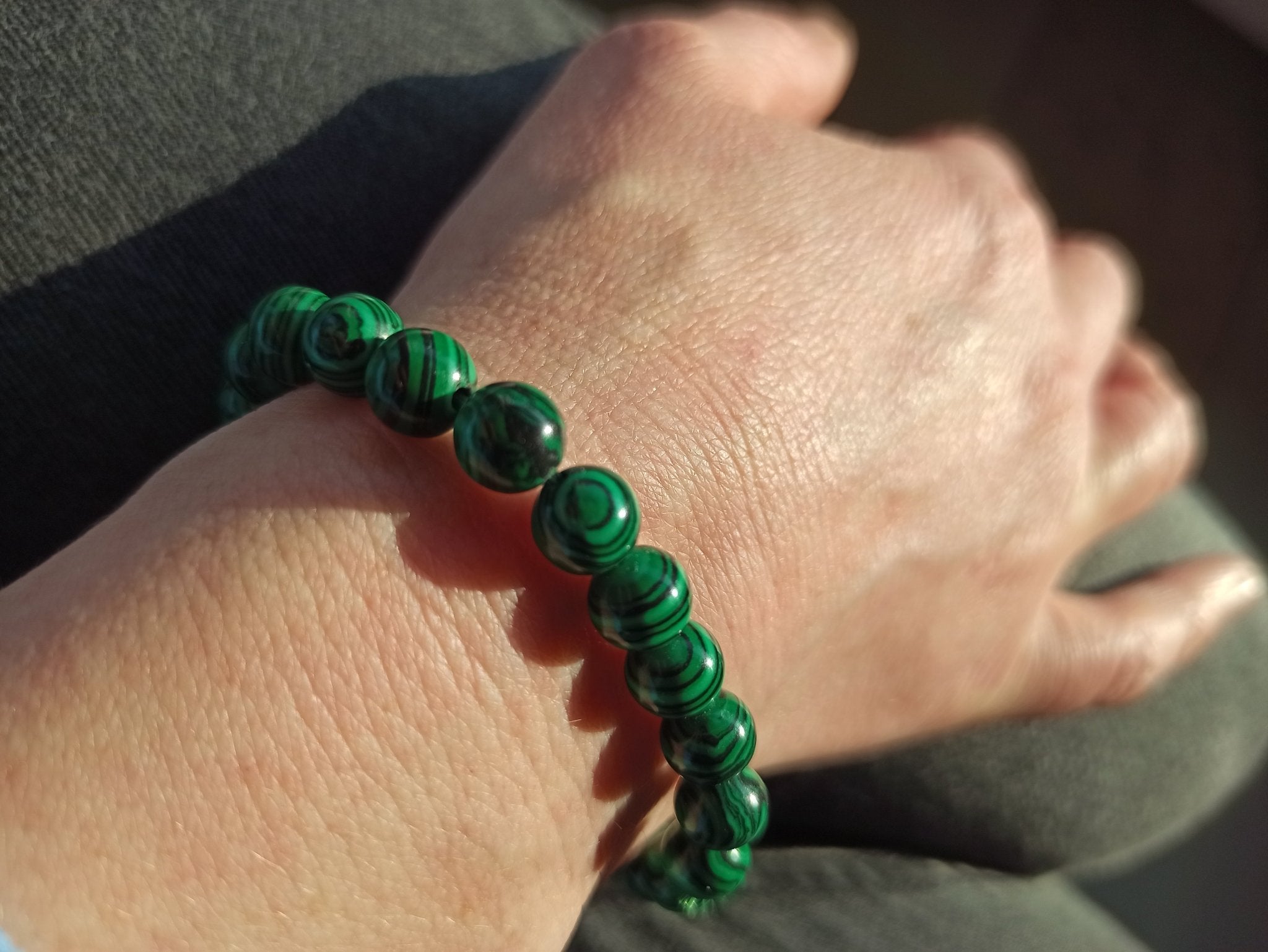 Malachiet edelsteen armband | 8 mm – curated crystal by Marga Jacobs | rust, symboliek en intuïtieve zelfzorg