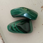 Malachiet trommelstenen – curated crystal by Marga Jacobs | rust, symboliek en intuïtieve zelfzorg