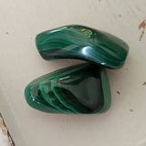 Malachiet trommelstenen – curated crystal by Marga Jacobs | rust, symboliek en intuïtieve zelfzorg