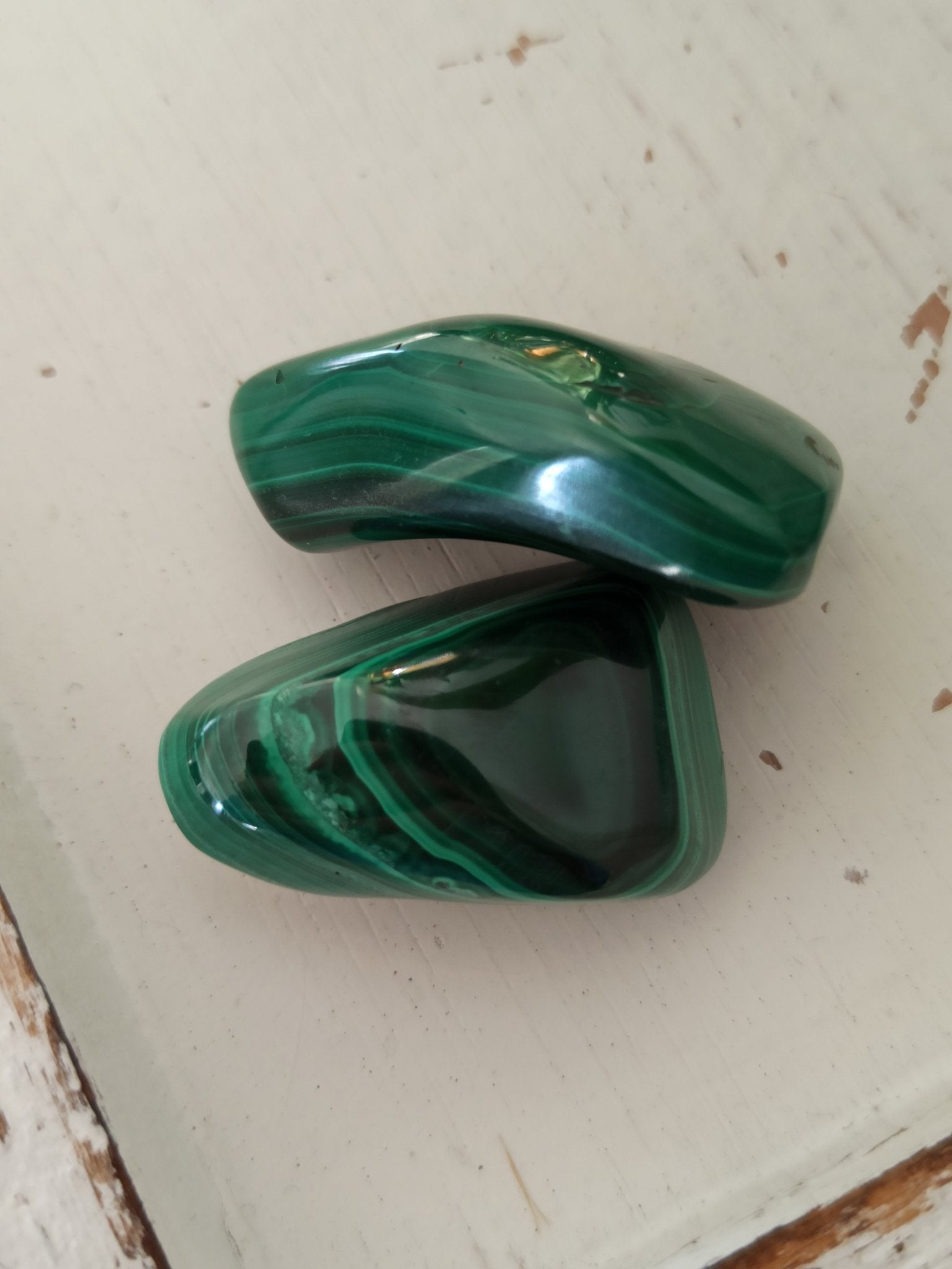 Malachiet trommelstenen – curated crystal by Marga Jacobs | rust, symboliek en intuïtieve zelfzorg