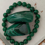 Malachiet trommelstenen – curated crystal by Marga Jacobs | rust, symboliek en intuïtieve zelfzorg