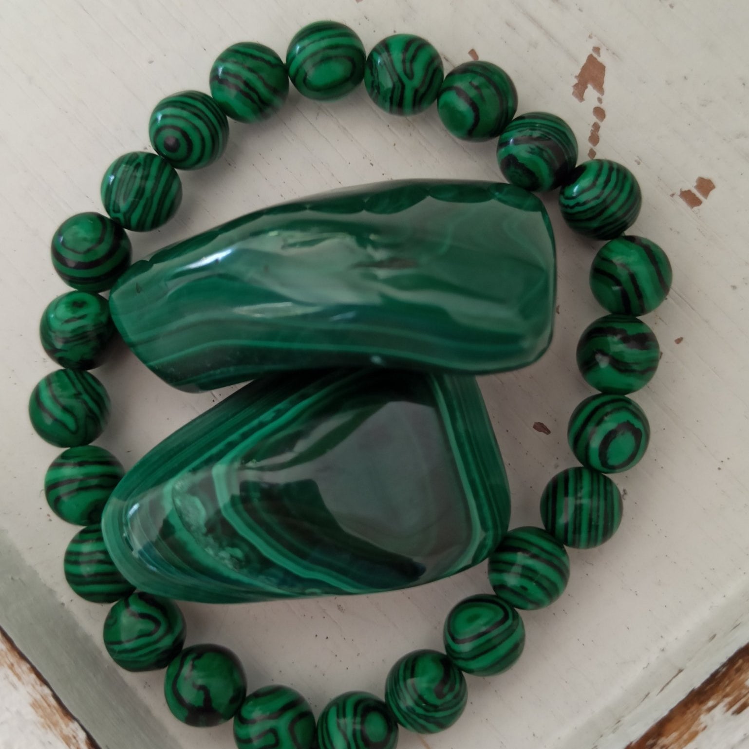 Malachiet trommelstenen – curated crystal by Marga Jacobs | rust, symboliek en intuïtieve zelfzorg