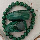 Malachiet trommelstenen – curated crystal by Marga Jacobs | rust, symboliek en intuïtieve zelfzorg