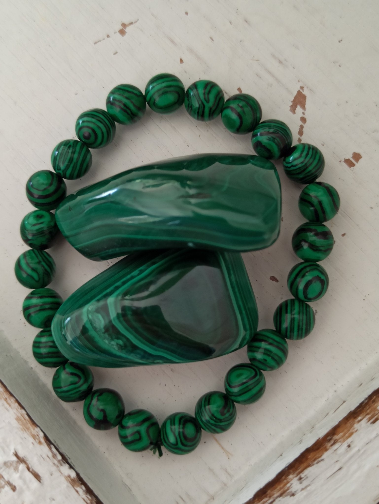 Malachiet trommelstenen – curated crystal by Marga Jacobs | rust, symboliek en intuïtieve zelfzorg