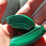 Malachiet trommelstenen – curated crystal by Marga Jacobs | rust, symboliek en intuïtieve zelfzorg