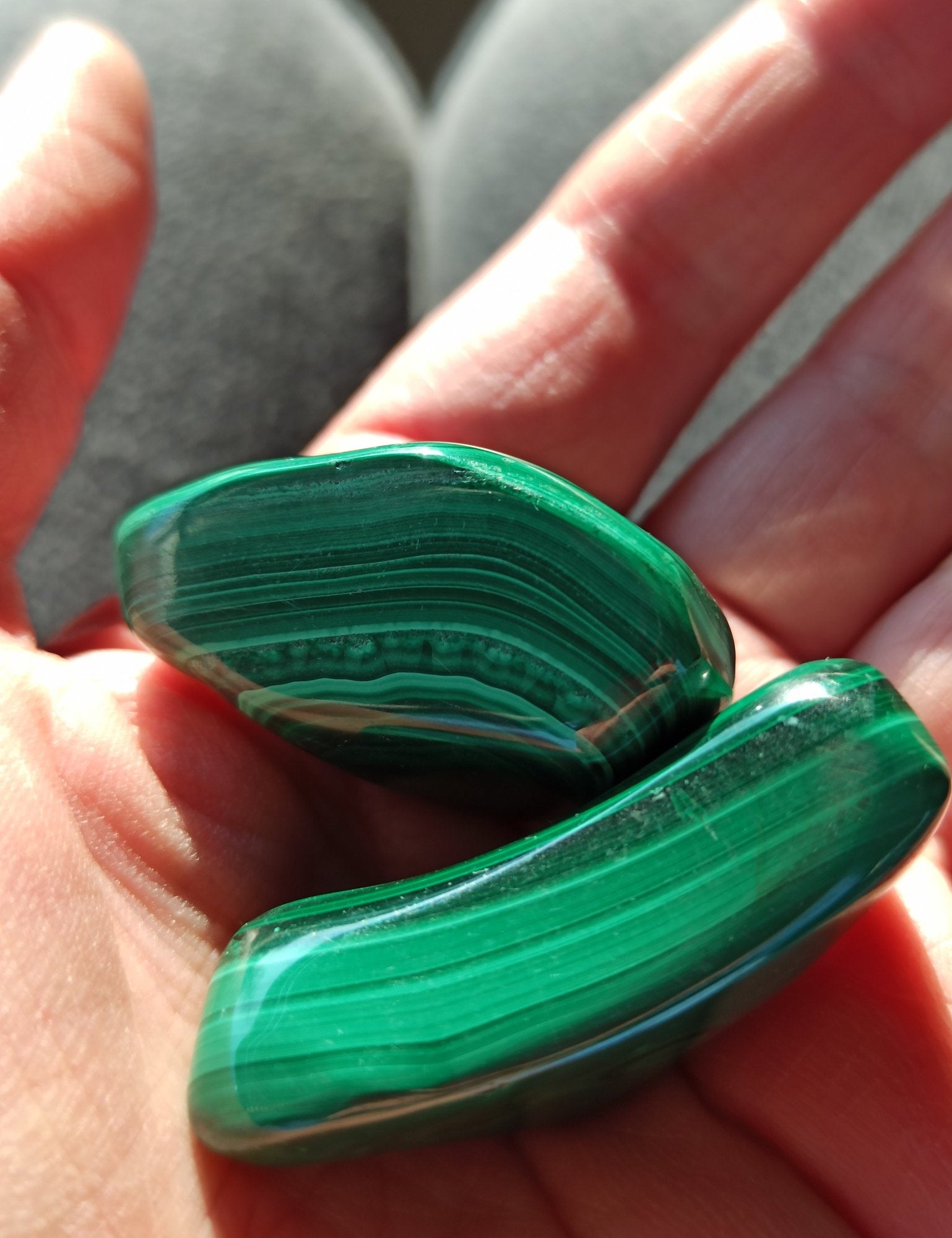 Malachiet trommelstenen – curated crystal by Marga Jacobs | rust, symboliek en intuïtieve zelfzorg