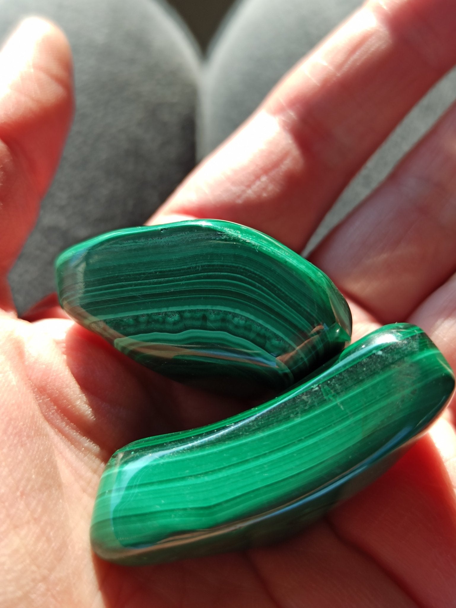 Malachiet trommelstenen – curated crystal by Marga Jacobs | rust, symboliek en intuïtieve zelfzorg