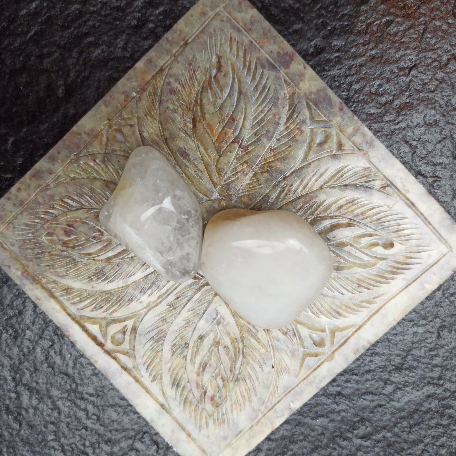 Melkkwarts trommelstenen – curated crystal by Marga Jacobs | rust, symboliek en intuïtieve zelfzorg