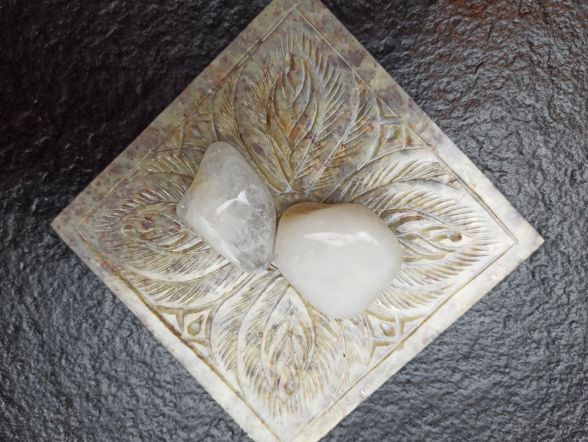 Melkkwarts trommelstenen – curated crystal by Marga Jacobs | rust, symboliek en intuïtieve zelfzorg