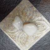 Melkkwarts trommelstenen – curated crystal by Marga Jacobs | rust, symboliek en intuïtieve zelfzorg