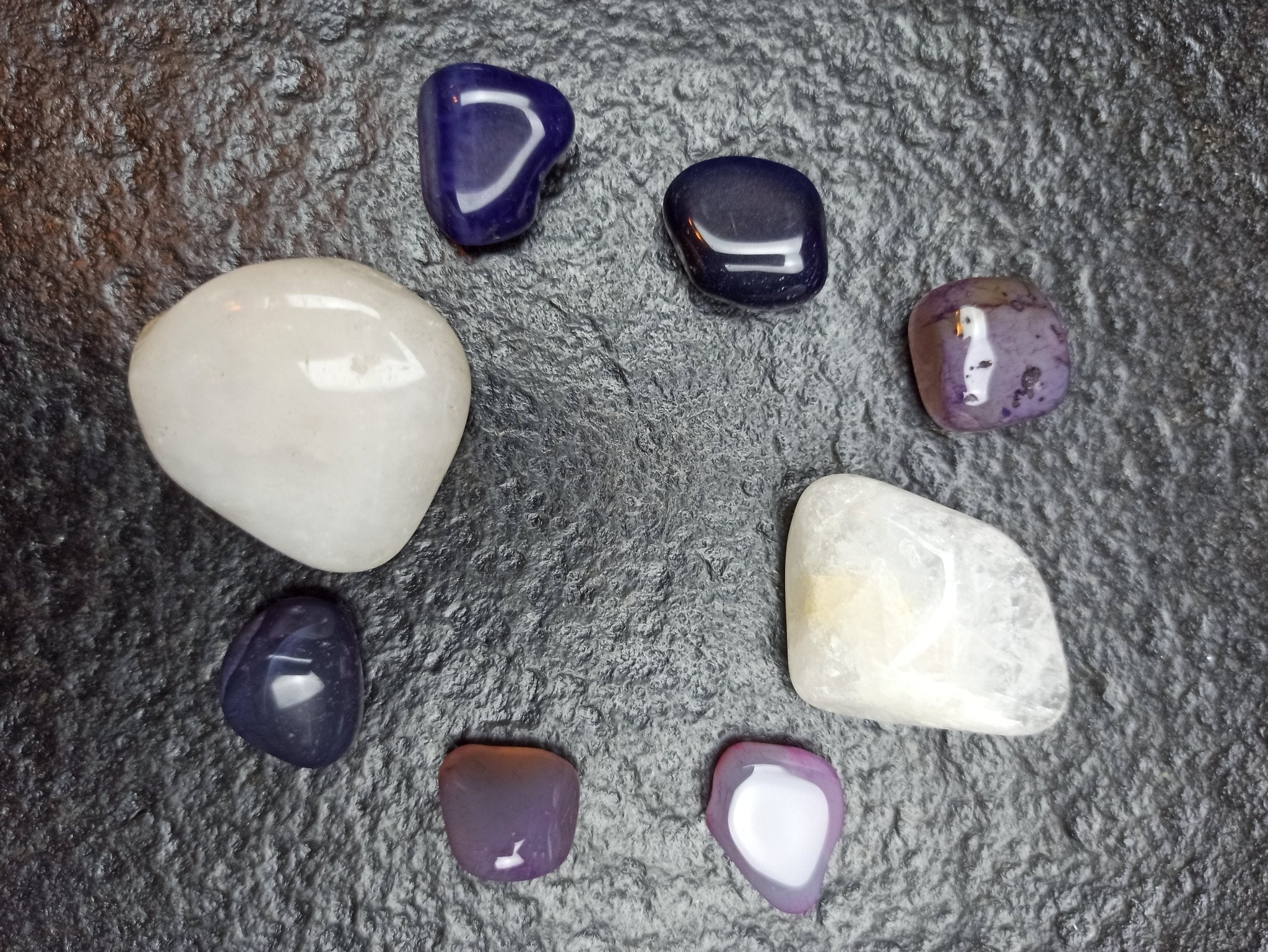 Melkkwarts trommelstenen – curated crystal by Marga Jacobs | rust, symboliek en intuïtieve zelfzorg