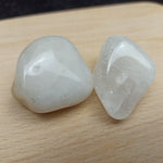 Melkkwarts trommelstenen – curated crystal by Marga Jacobs | rust, symboliek en intuïtieve zelfzorg