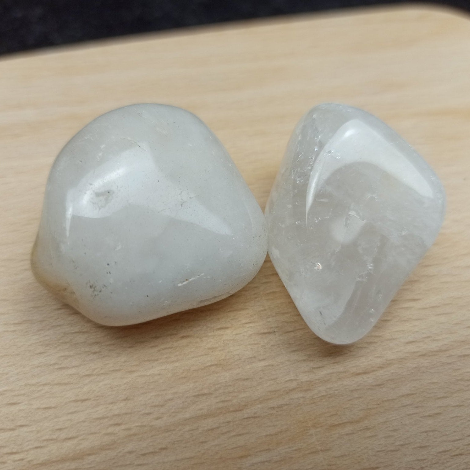 Melkkwarts trommelstenen – curated crystal by Marga Jacobs | rust, symboliek en intuïtieve zelfzorg