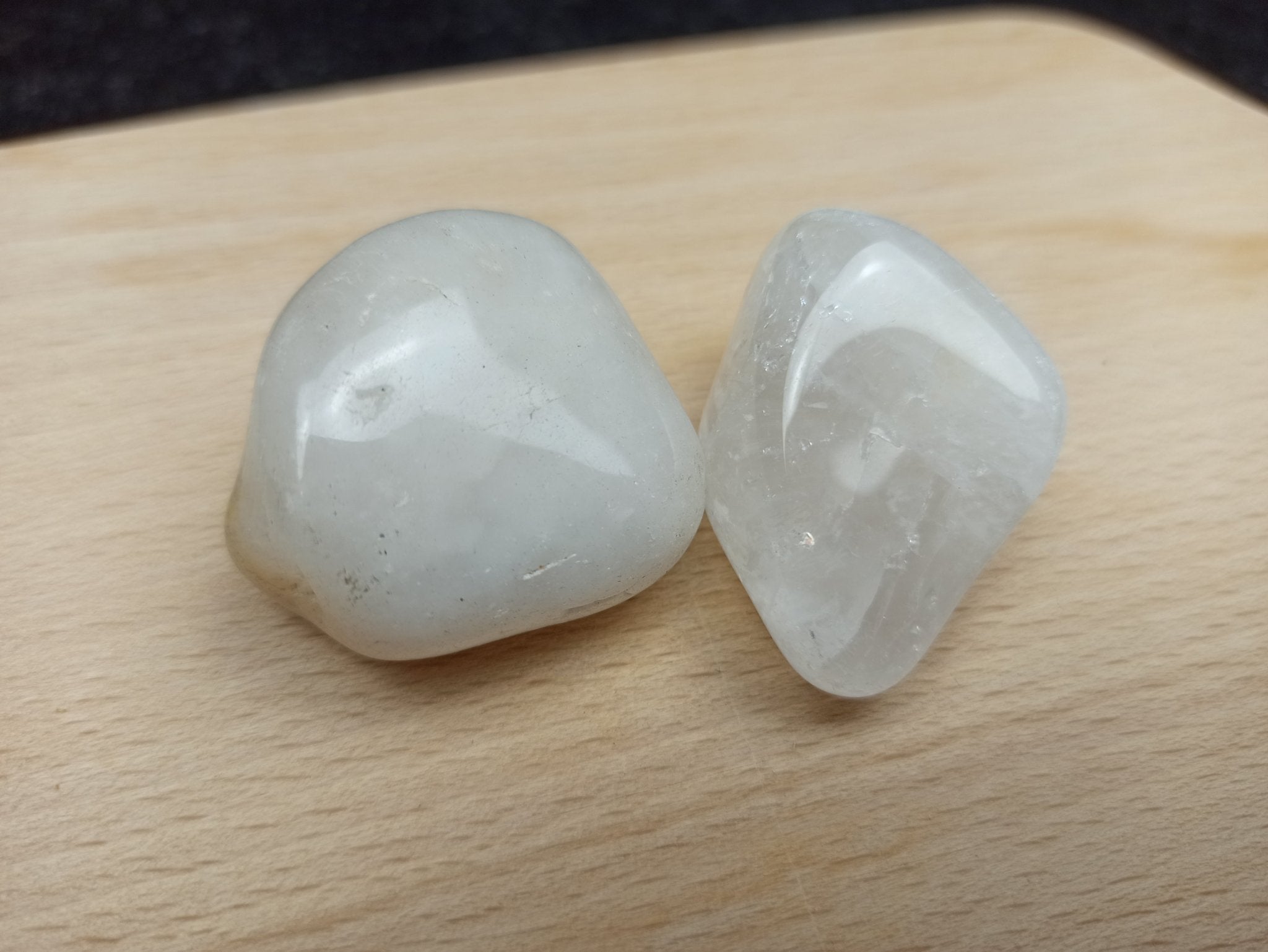 Melkkwarts trommelstenen – curated crystal by Marga Jacobs | rust, symboliek en intuïtieve zelfzorg