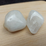 Melkkwarts trommelstenen – curated crystal by Marga Jacobs | rust, symboliek en intuïtieve zelfzorg