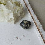 Merliniet trommelstenen – curated crystal by Marga Jacobs | rust, symboliek en intuïtieve zelfzorg