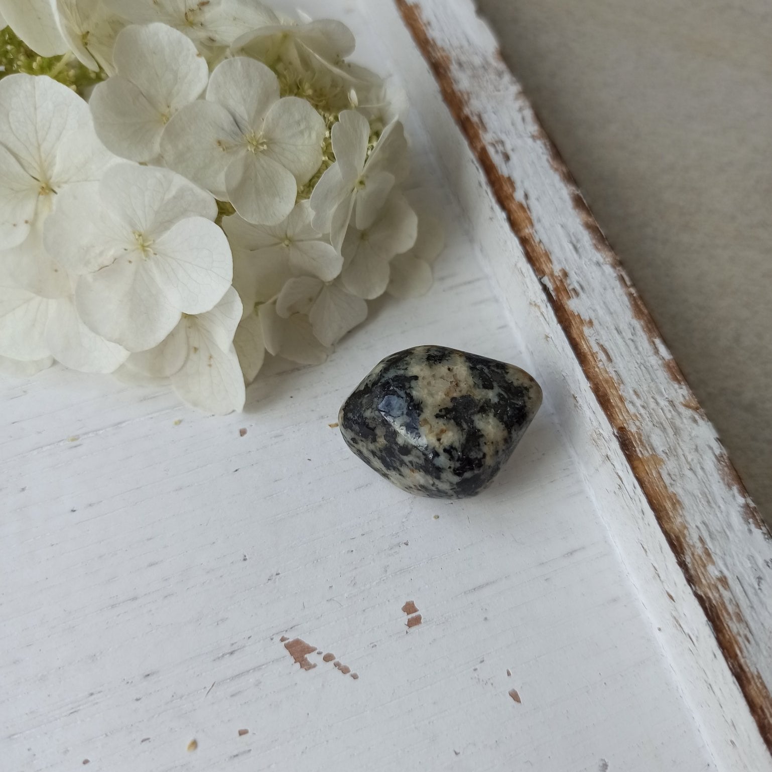 Merliniet trommelstenen – curated crystal by Marga Jacobs | rust, symboliek en intuïtieve zelfzorg