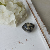 Merliniet trommelstenen – curated crystal by Marga Jacobs | rust, symboliek en intuïtieve zelfzorg