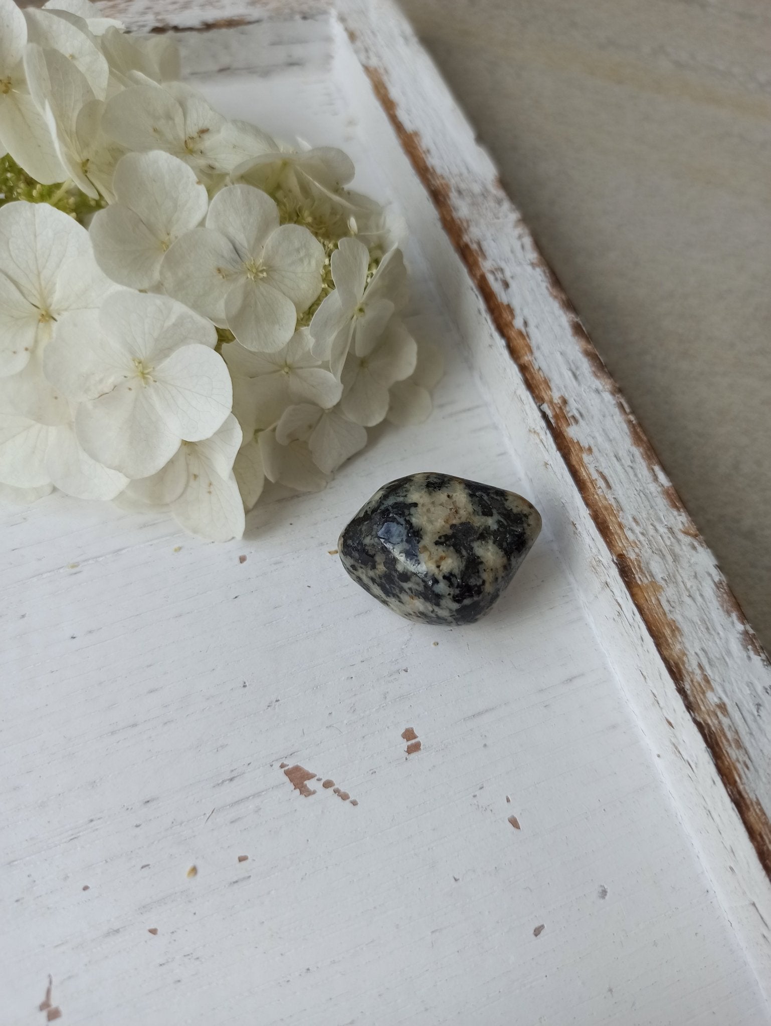 Merliniet trommelstenen – curated crystal by Marga Jacobs | rust, symboliek en intuïtieve zelfzorg