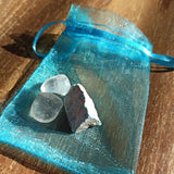 Moedig voorwaarts edelsteenwaterset – curated crystal by Marga Jacobs | rust, symboliek en intuïtieve zelfzorg