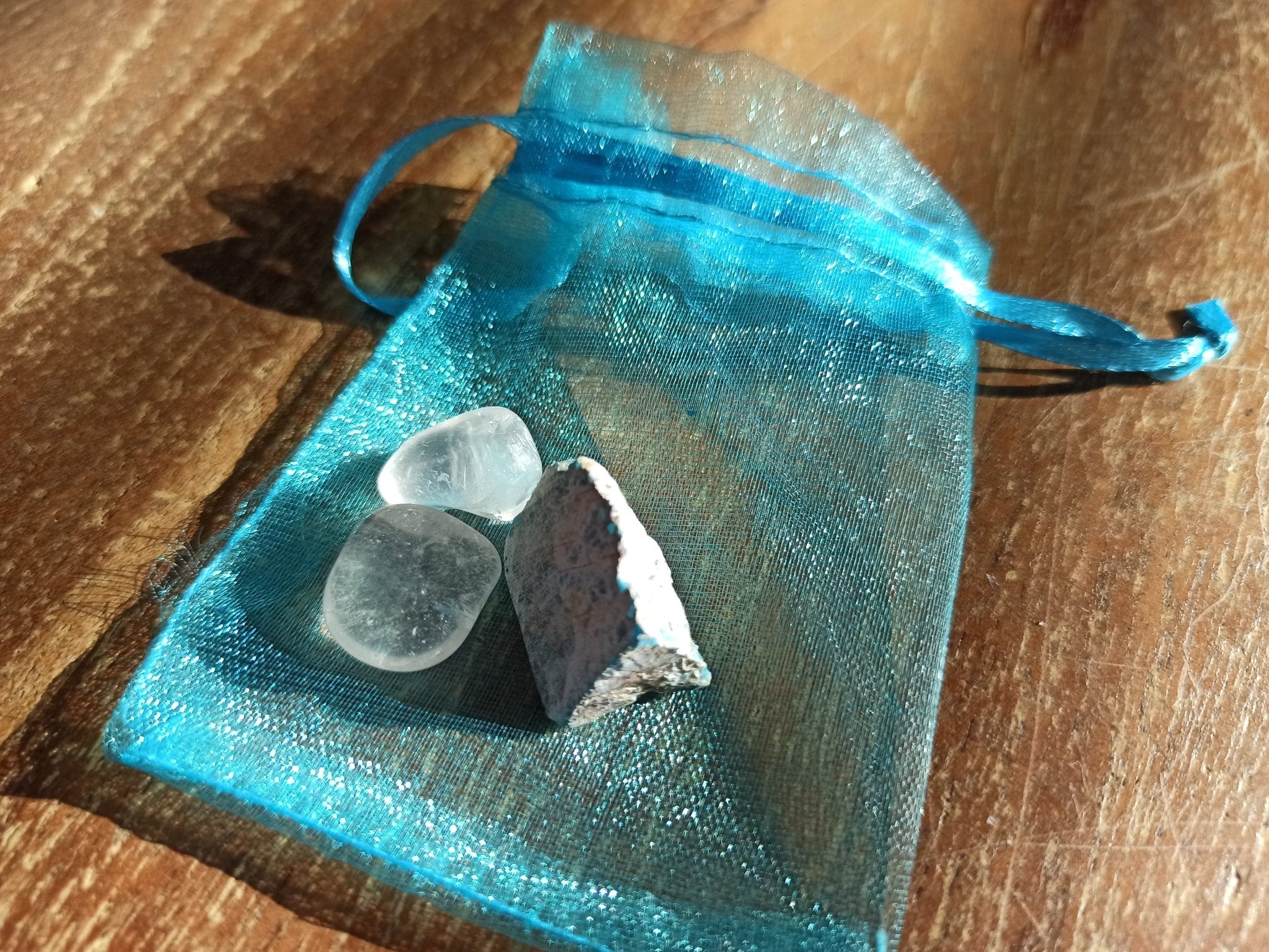 Moedig voorwaarts edelsteenwaterset – curated crystal by Marga Jacobs | rust, symboliek en intuïtieve zelfzorg