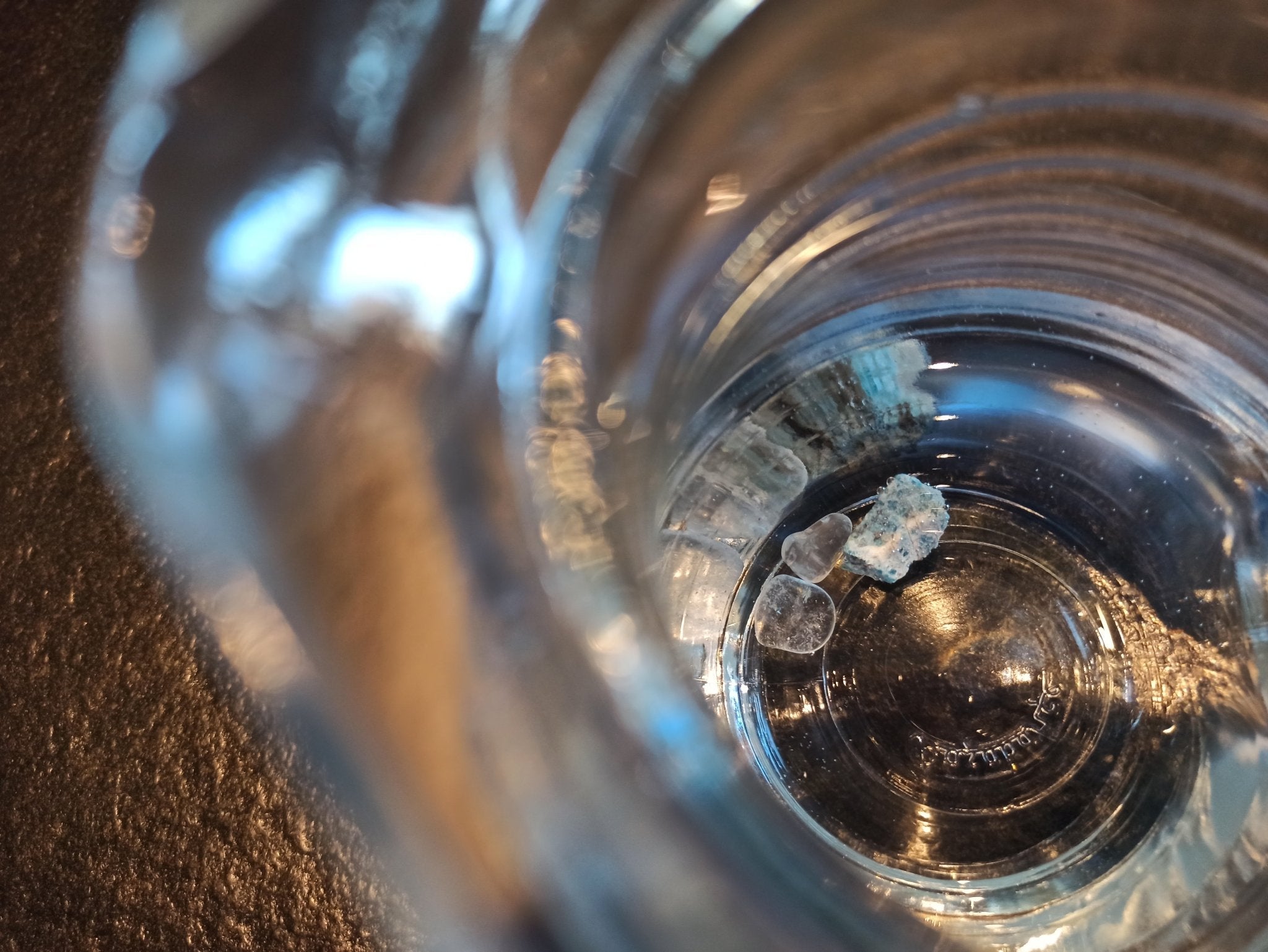 Moedig voorwaarts edelsteenwaterset – curated crystal by Marga Jacobs | rust, symboliek en intuïtieve zelfzorg