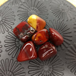 Mokaiet trommelstenen – curated crystal by Marga Jacobs | rust, symboliek en intuïtieve zelfzorg