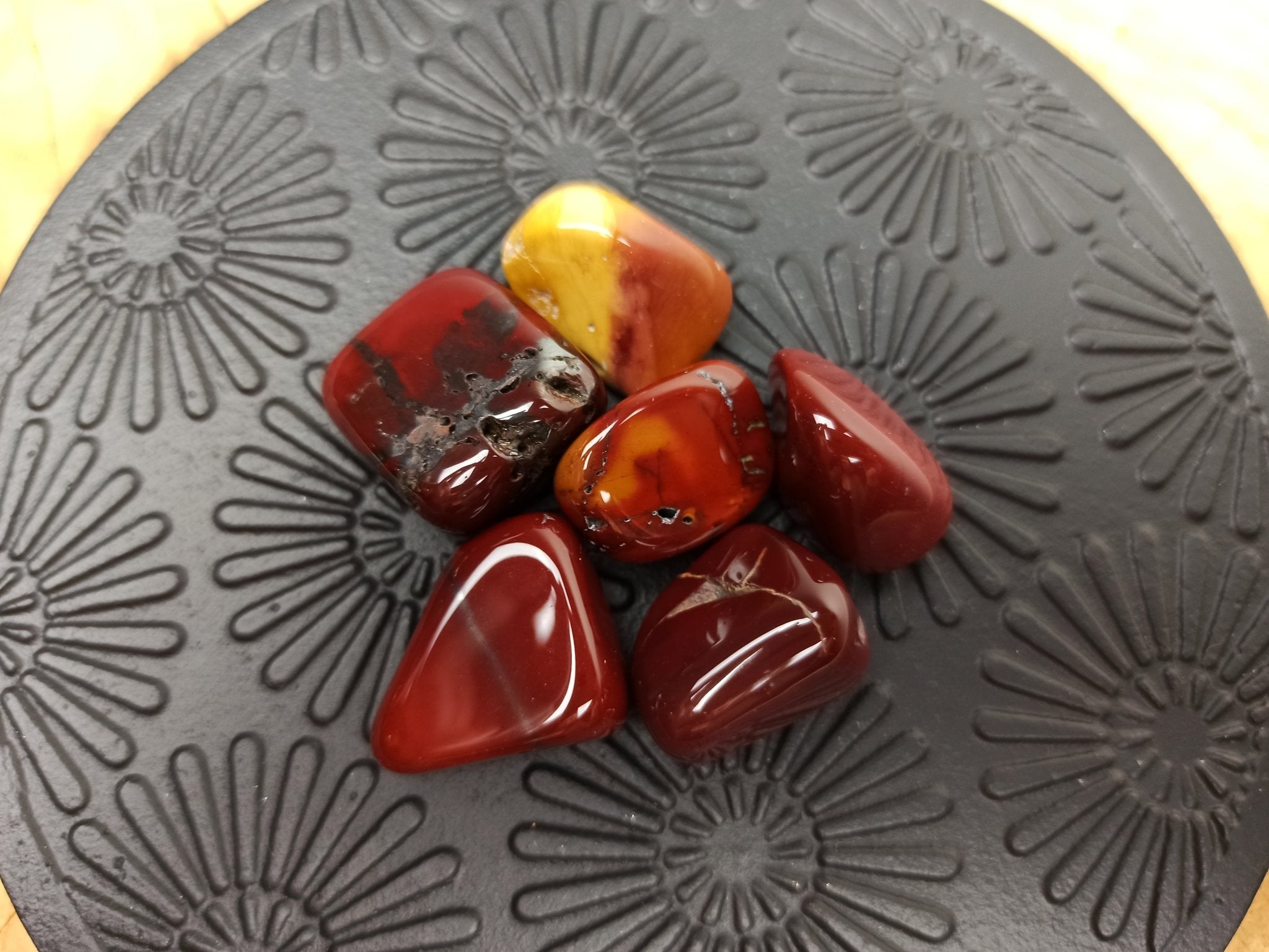 Mokaiet trommelstenen – curated crystal by Marga Jacobs | rust, symboliek en intuïtieve zelfzorg