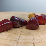 Mokaiet trommelstenen – curated crystal by Marga Jacobs | rust, symboliek en intuïtieve zelfzorg