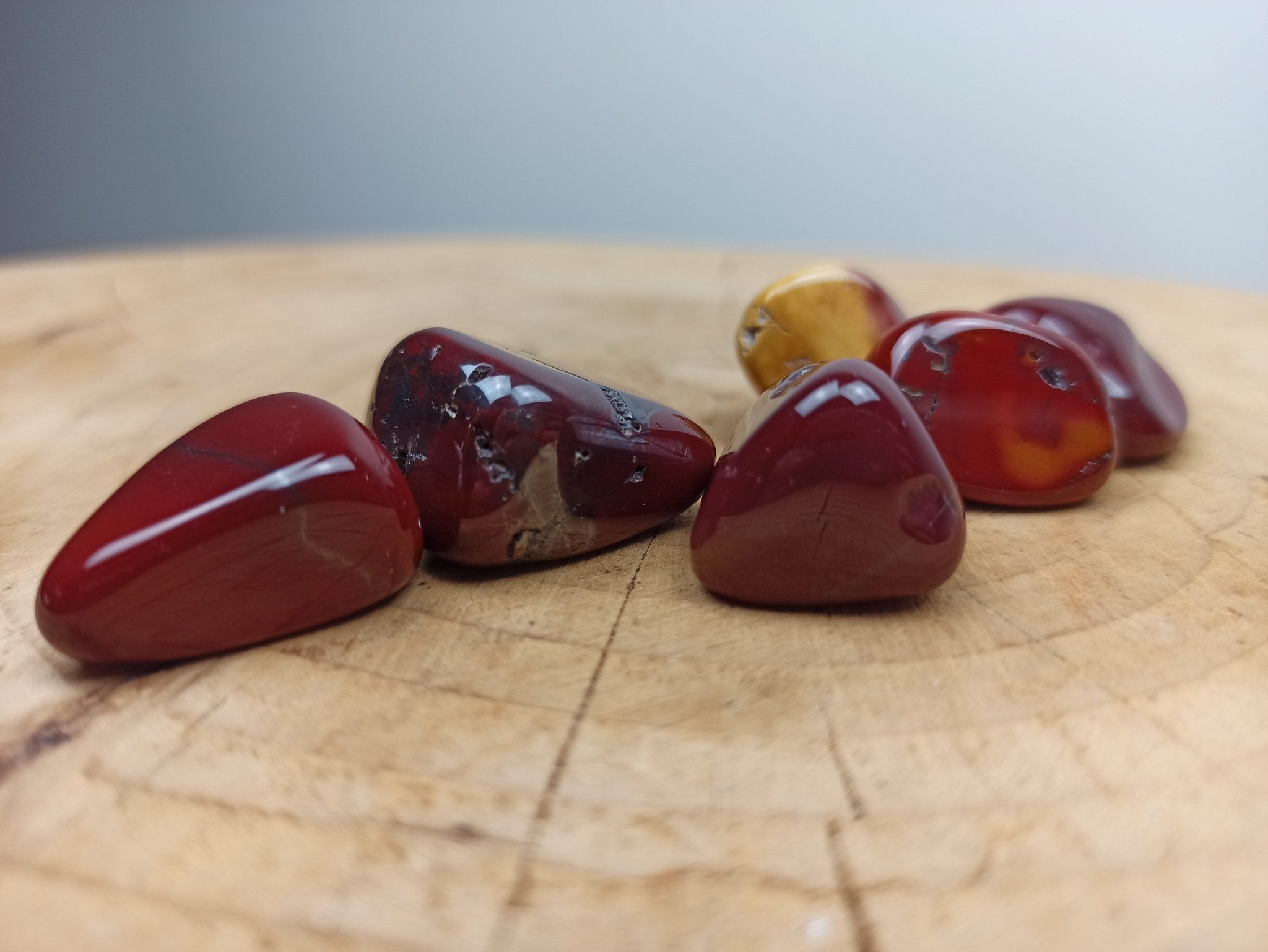 Mokaiet trommelstenen – curated crystal by Marga Jacobs | rust, symboliek en intuïtieve zelfzorg