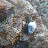 Mount Shasta Opaal trommelstenen – curated crystal by Marga Jacobs | rust, symboliek en intuïtieve zelfzorg