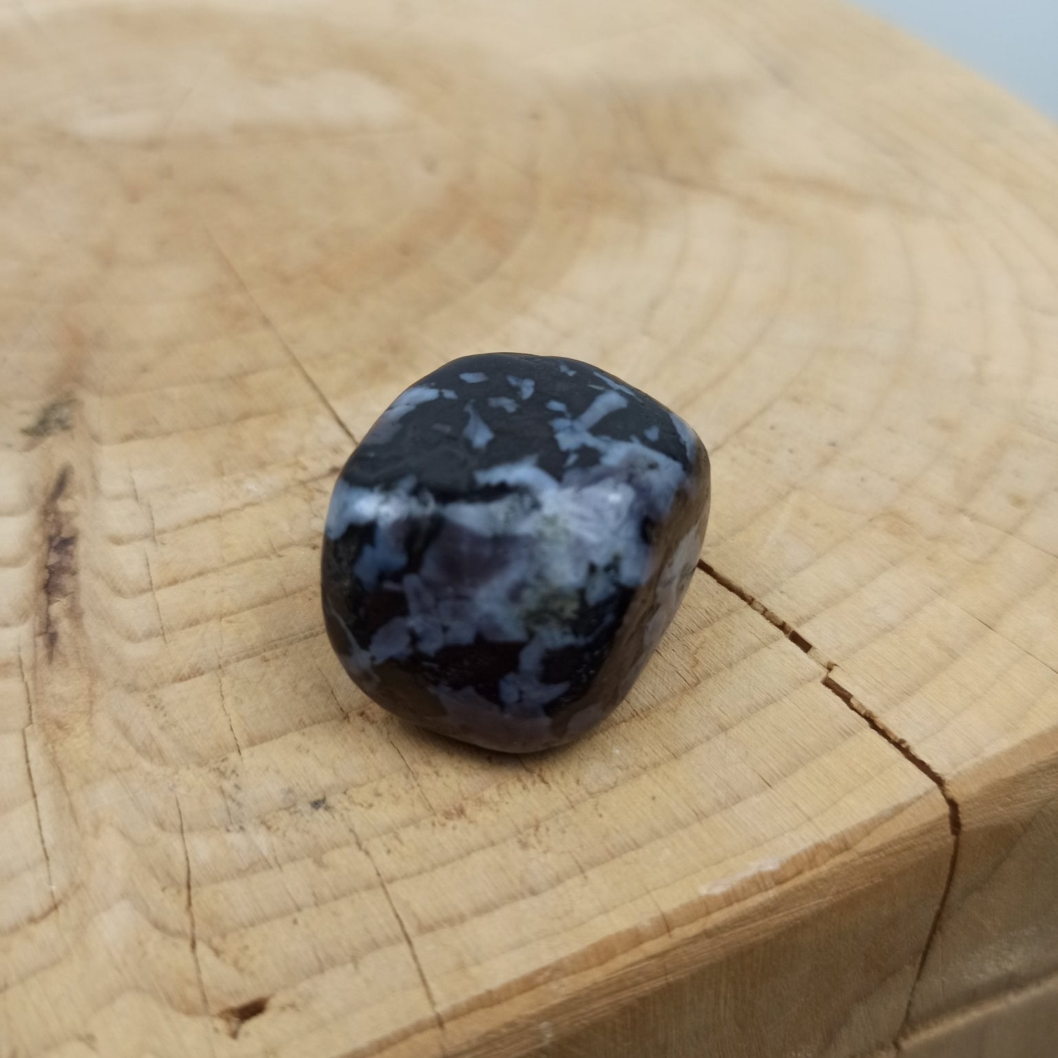 Mystic Merliniet trommelstenen – curated crystal by Marga Jacobs | rust, symboliek en intuïtieve zelfzorg