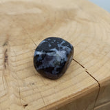 Mystic Merliniet trommelstenen – curated crystal by Marga Jacobs | rust, symboliek en intuïtieve zelfzorg