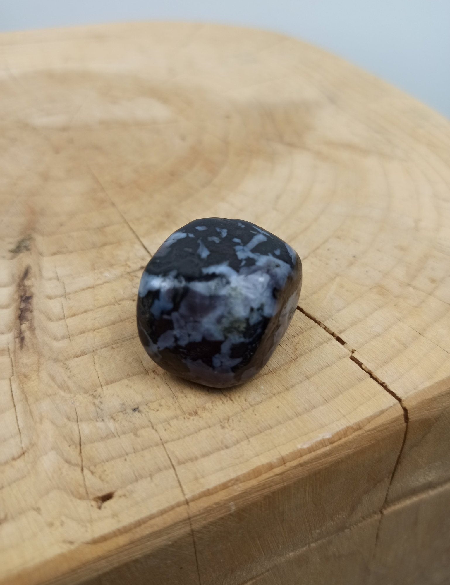 Mystic Merliniet trommelstenen – curated crystal by Marga Jacobs | rust, symboliek en intuïtieve zelfzorg