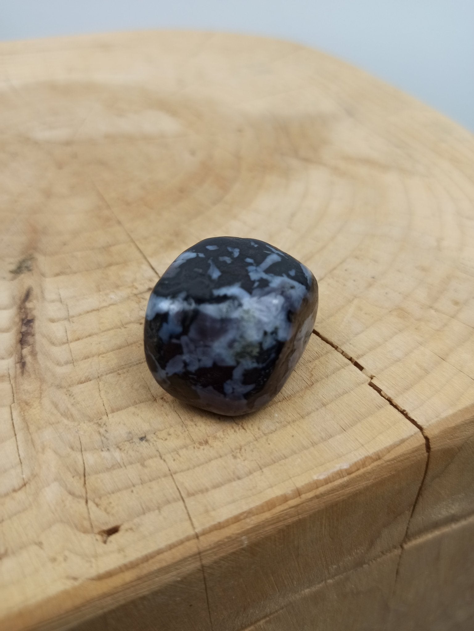 Mystic Merliniet trommelstenen – curated crystal by Marga Jacobs | rust, symboliek en intuïtieve zelfzorg