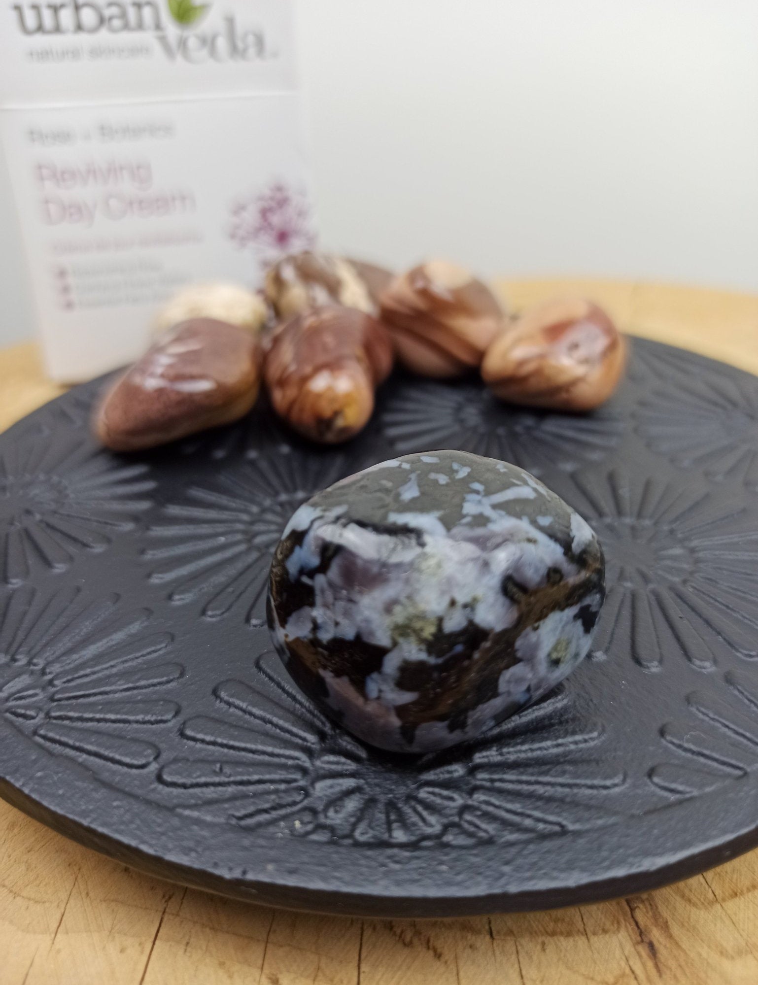 Mystic Merliniet trommelstenen – curated crystal by Marga Jacobs | rust, symboliek en intuïtieve zelfzorg