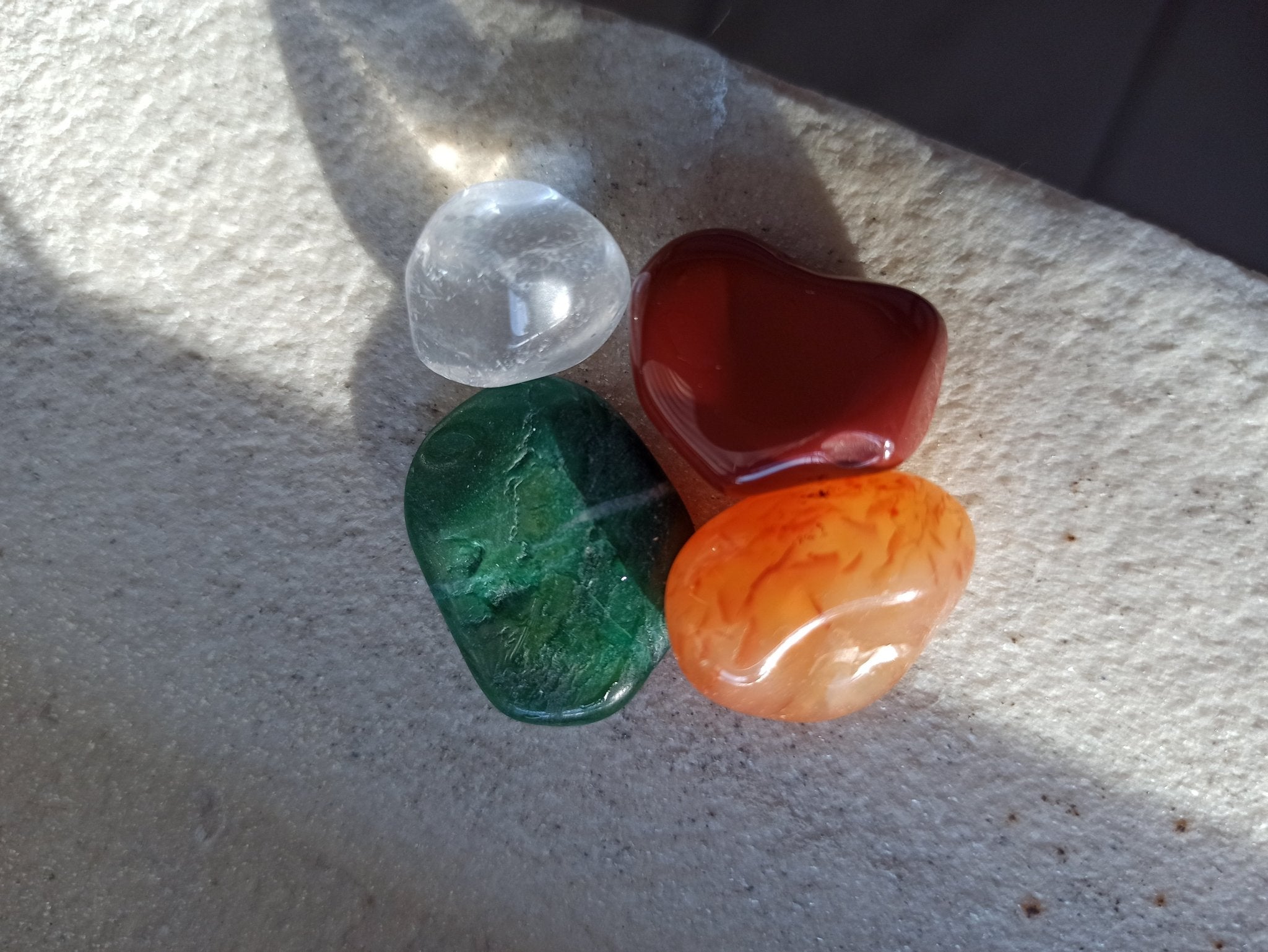 Nieren edelsteenwaterset – curated crystal by Marga Jacobs | rust, symboliek en intuïtieve zelfzorg