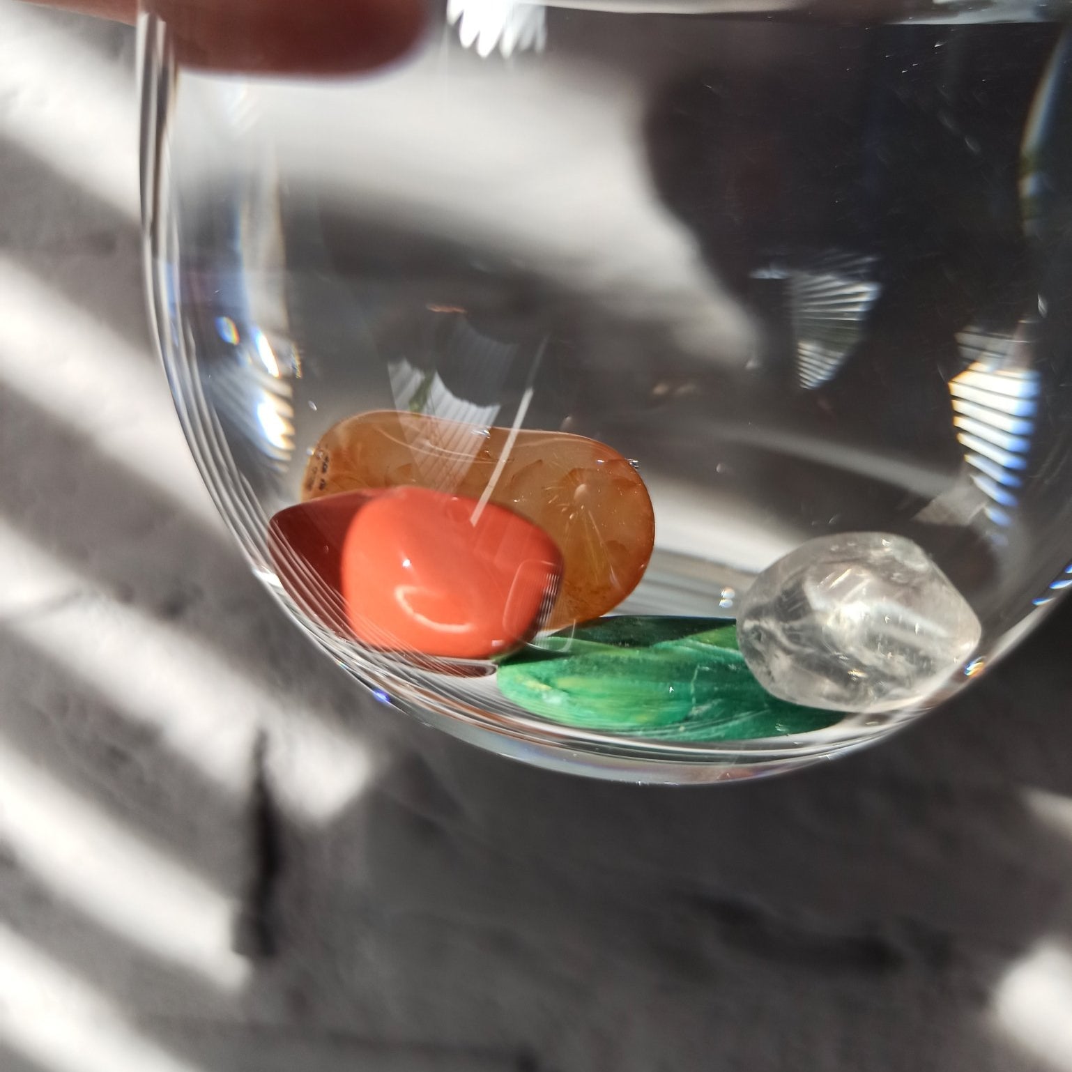 Nieren edelsteenwaterset – curated crystal by Marga Jacobs | rust, symboliek en intuïtieve zelfzorg